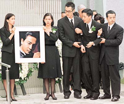 Thời điểm đó Hồng Kông đang oằn mình chống chọi dịch SARS, nhưng vẫn có hàng chục ngàn người hâm mộ đã tham gia tang lễ cùng các minh tinh Hồng Kông nổi tiếng bậc nhất tại thời điểm ấy.