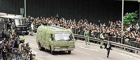 Thời điểm đó Hồng Kông đang oằn mình chống chọi dịch SARS, nhưng vẫn có hàng chục ngàn người hâm mộ đã tham gia tang lễ cùng các minh tinh Hồng Kông nổi tiếng bậc nhất tại thời điểm ấy.