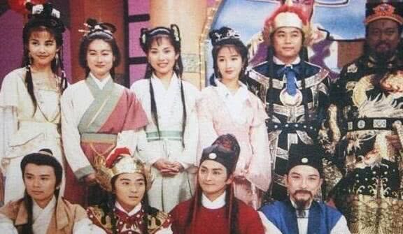 Năm 1993, với vai diễn "Ngự Miêu Triển Chiêu" trong "Bao Thanh Thiên do đài truyền hình Trung Hoa Đài Loan sản xuất đã đưa Hà Gia Kính lên đỉnh cao sự nghiệp