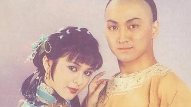 Năm 1982, Hà Gia Kính được ATV giao vai chính, hợp tác cùng đại mỹ nhân Quan Chi Lâm trong phim "大將軍" (Đại Tướng Quân). Hà Gia Kính còn trình diễn ca khúc chủ đề của phim mang tên "長伴忠魂舞"