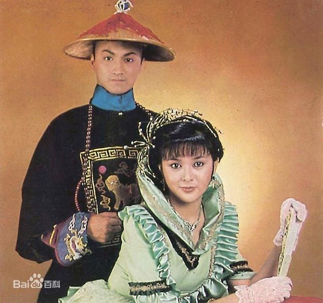 Năm 1982, Hà Gia Kính được ATV giao vai chính, hợp tác cùng đại mỹ nhân Quan Chi Lâm trong phim "大將軍" (Đại Tướng Quân). Hà Gia Kính còn trình diễn ca khúc chủ đề của phim mang tên "長伴忠魂舞"