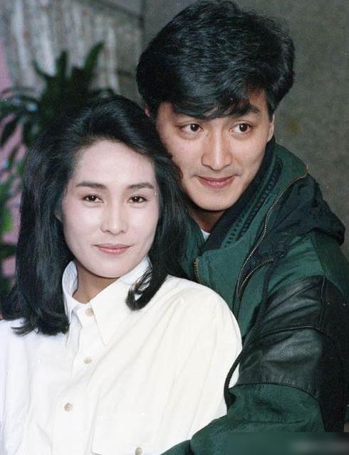 Hà Gia Kính từng có hai mối tình  Anh yêu Kim Tố Mai ngay từ cái nhìn đầu tiên khi đóng phim "Bất Liễu Tình" năm 1989. Cả hai đều muốn kết hôn, nhưng hai người đều có tính cách mạnh mẽ, thường xuyên xảy ra mâu thuẫn, sau một thời gian dài mối quan hệ ngày càng yếu, cuối cùng họ phải chia tay nhau.