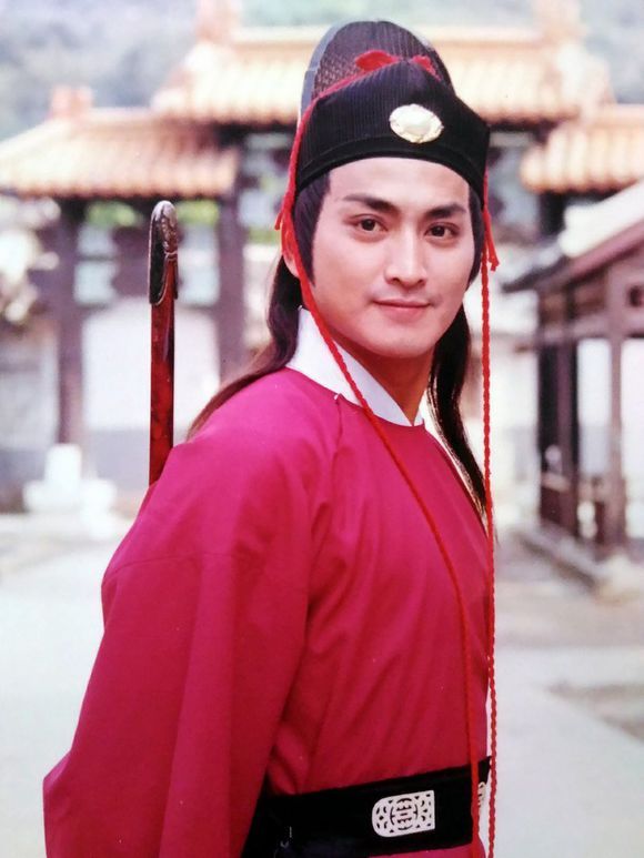 Năm 1993, với vai diễn "Ngự Miêu Triển Chiêu" trong "Bao Thanh Thiên do đài truyền hình Trung Hoa Đài Loan sản xuất đã đưa Hà Gia Kính lên đỉnh cao sự nghiệp