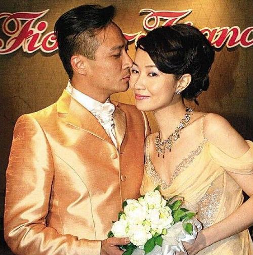 Năm 1998, Ngô Trấn Vũ gặp vợ - người mẫu Singapore Vương Lệ Bình