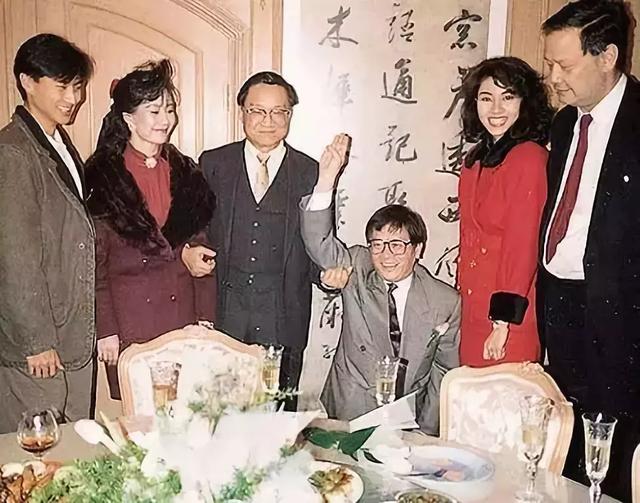 (Nghê Chấn bên góc trái, cùng nhà văn Kim Dung, Lý Gia Hân