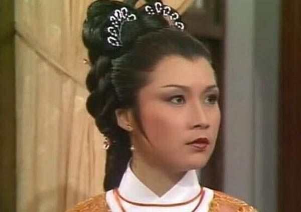 Typically, the role of middle-aged Hoang Dung in The Condor Dai Hiep 1983 is a classic role that is warmly received by the audience by Au Duong Boi San.