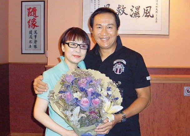 After retiring, Au Duong Boi San signed up for courses in Chinese medicine and studied acupuncture to take care of Guo Feng's health. She became a qigong acupuncture master, opening classes and accepting thousands of practitioners in Hong Kong.