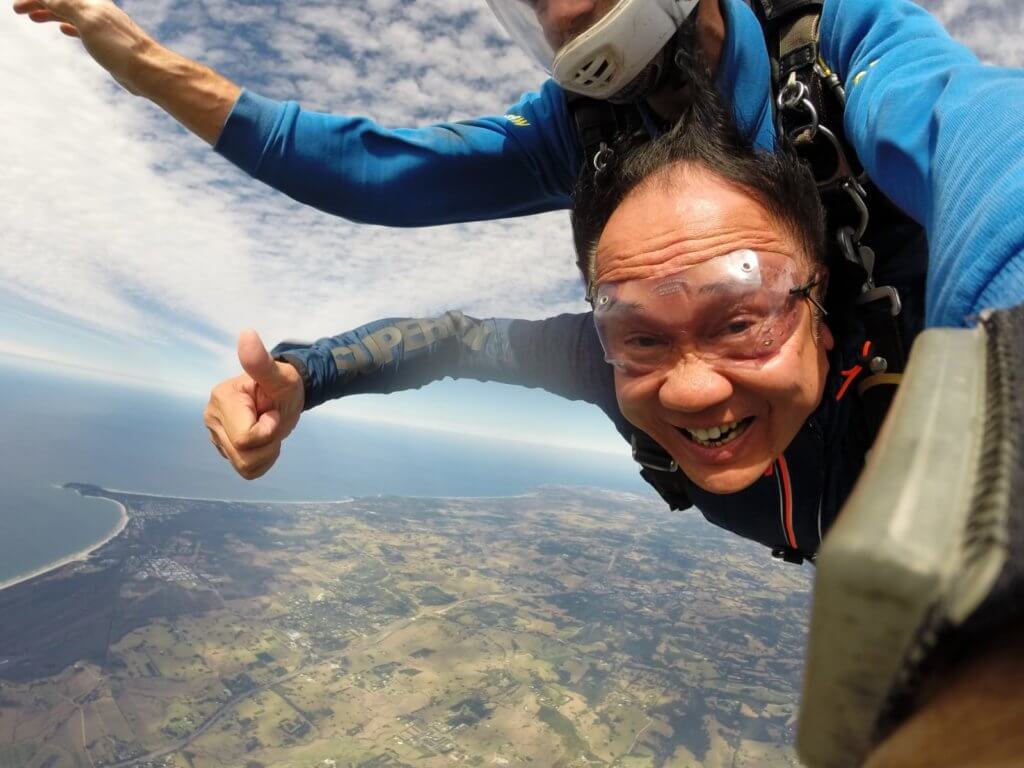 Therefore, he gave up the film and television industry and took Au Duong Boi San's dream, helping her realize one after another: a nearly 70-year-old old man who went to Thailand to dive, and ran to Australia to skydiving at 16.000 feet...