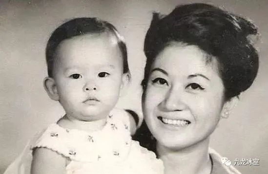 Khi Ông Tĩnh Tinh được một tuổi, cha mẹ cô ly hôn, mẹ cô - Bà Triệu Tiểu Du (赵小瑜) đưa cô bé Ông Tĩnh Tinh đến sống ở Hồng Kông định cư. 