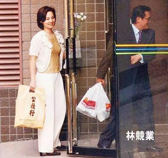 Tại đây Ông Tĩnh Tinh gặp Lâm Cánh Nghiệp (林競業) cổ đông Mayer Brown và là sếp của cô, gây nên vụ án chấn động Hồng Kông