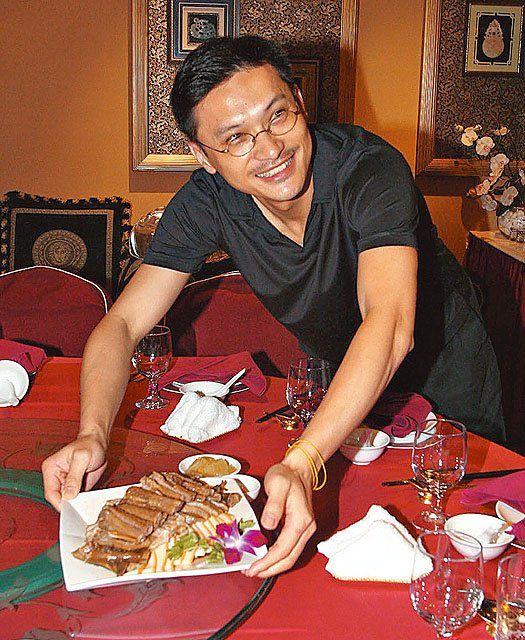 Ngoài sự nghiệp đóng phim, từ lâu Trần Cẩm Hồng còn mở nhà hàng mang tên "港潮樓" (Cảng Triều Lâu) 